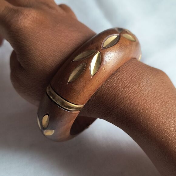 Vintage Carved Chunky Brown Wood Bangle Bracelet with Gold Tone Leaf Inlays - Picture 3 of 6